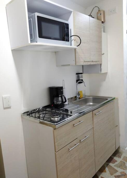 Aparta-estudio Laureles 76 * Medellin