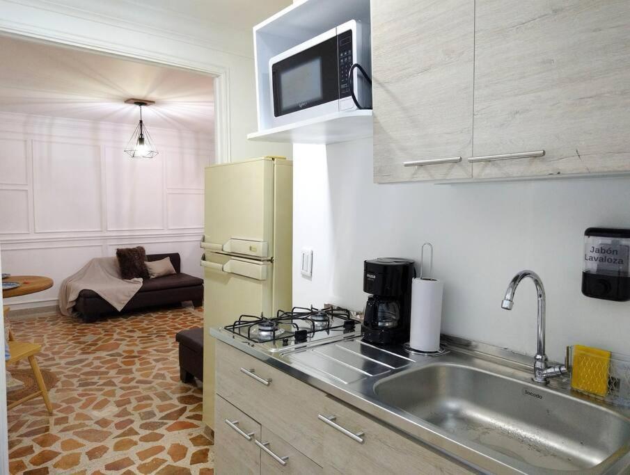 Aparta-estudio Laureles 76 Medellin